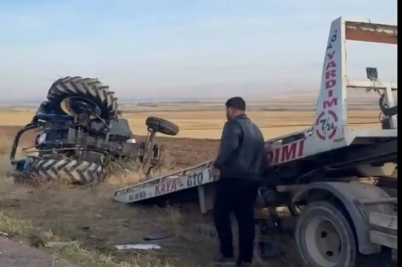 Ağrı'da feci kaza! Tırın çarptığı traktörün sürücüsü hayatını kaybetti