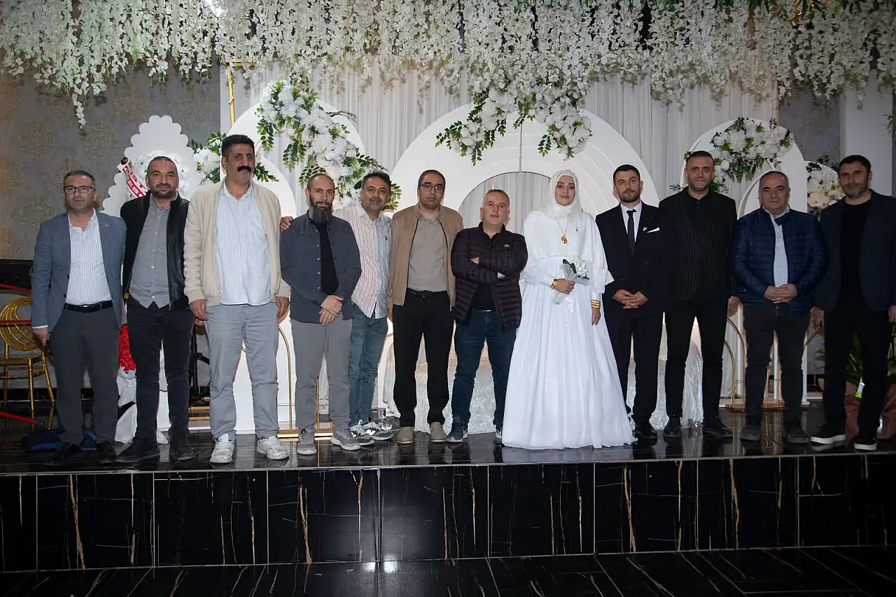 Ağrı'da gazeteciler düğünde buluştu!