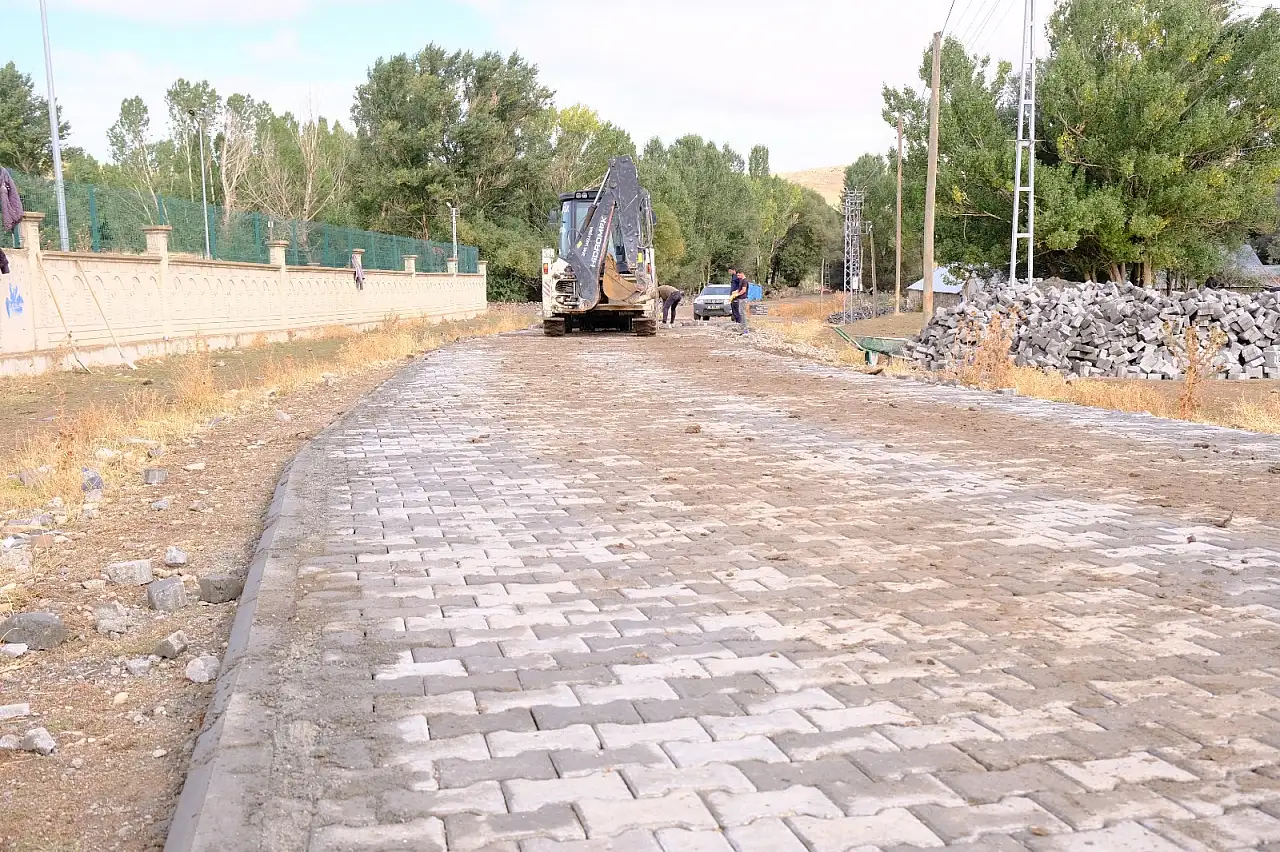 Taşlıçay'da köy yollarına parke taşları döşeniyor