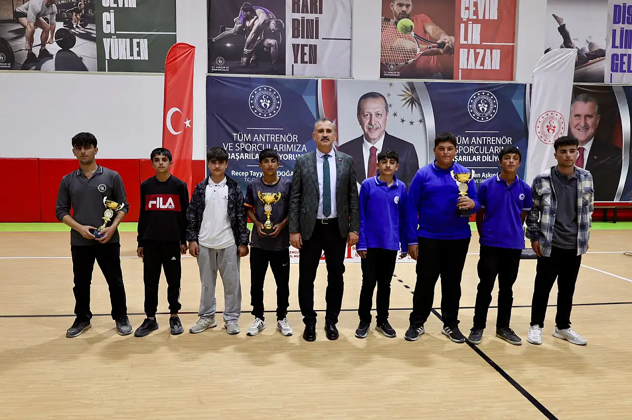Vali Bozkurt Doğubayazıt'ta sahaya indi, sporcularla buluştu