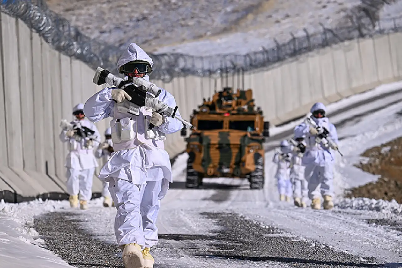 Van'da hudut kartalları vatan nöbetinde