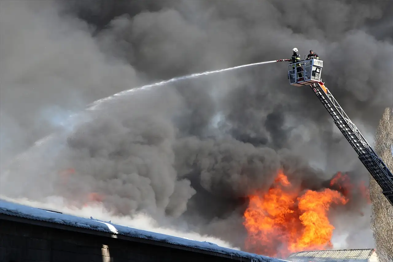 Erzurum'da 160 yıllık Taş Ambarlar'da yangın