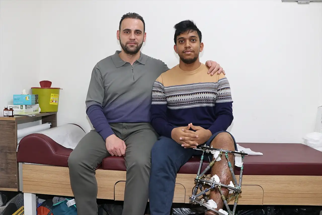 Erzurum'da Bangladeşli genç, kesilecek denilen bacağıyla yeniden yürüdü