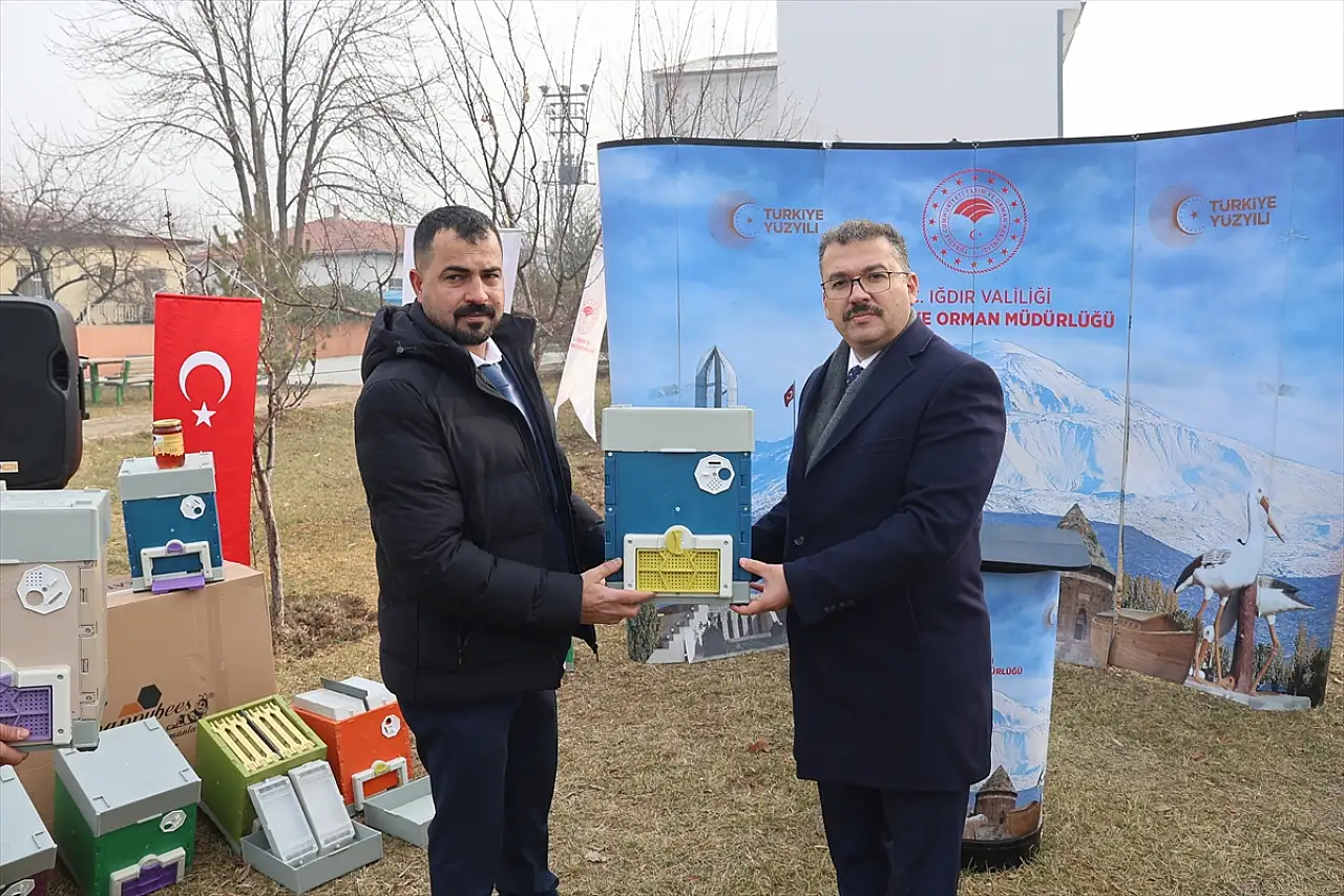 Iğdır'da 52 üreticiye 1080 kraliçe arı kovanı dağıtıldı