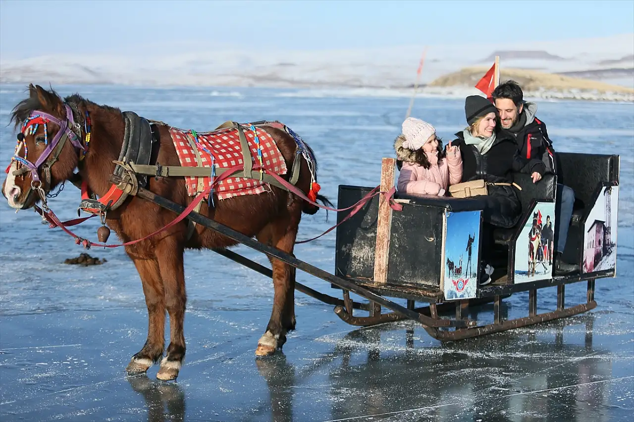 Çıldır Gölü'nde atlı kızaklarla buz safari keyfi başladı