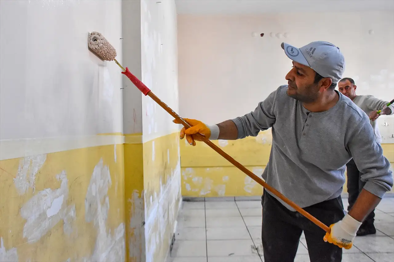 Van'da öğretmen ve veliler el ele vererek okulu güzelleştiriyor