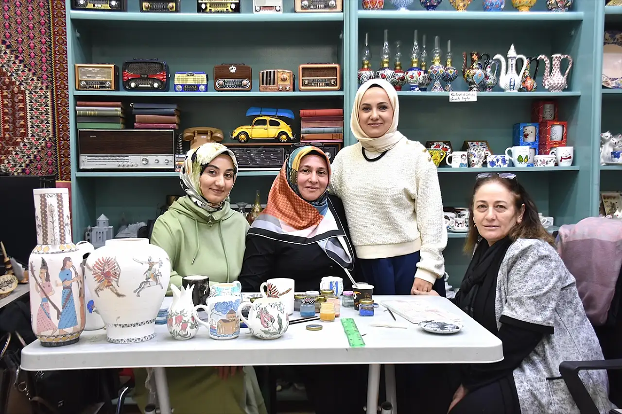 Van'da girişimci kadın, çini sanatını kadınlara öğretiyor