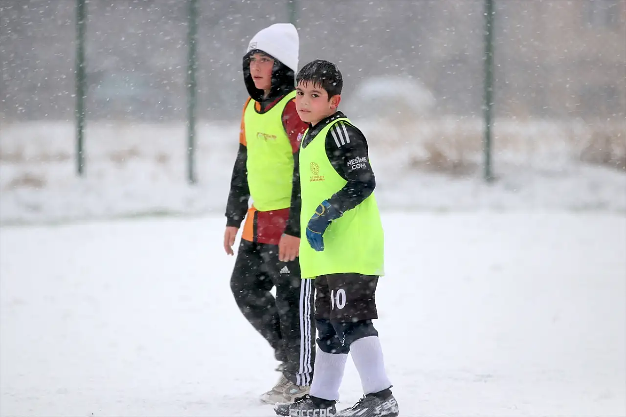 Erzurum'daki gençlik merkezleri gençlerin sanat ve sporla buluşma noktası oldu