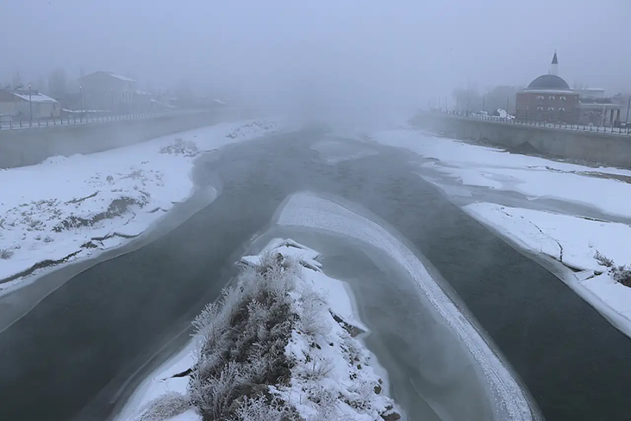 Ağrı'da vatandaşların kaş ve kirpikleri kırağıyla kaplandı