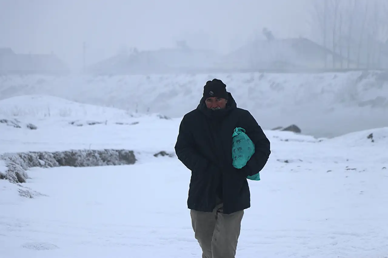 Ağrı'da vatandaşların kaş ve kirpikleri kırağıyla kaplandı