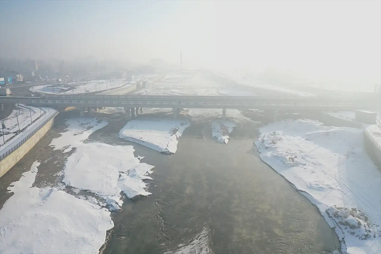 Ağrı'da dondurucu soğuklar: Murat Nehri'nden buz kütleleri akıyor