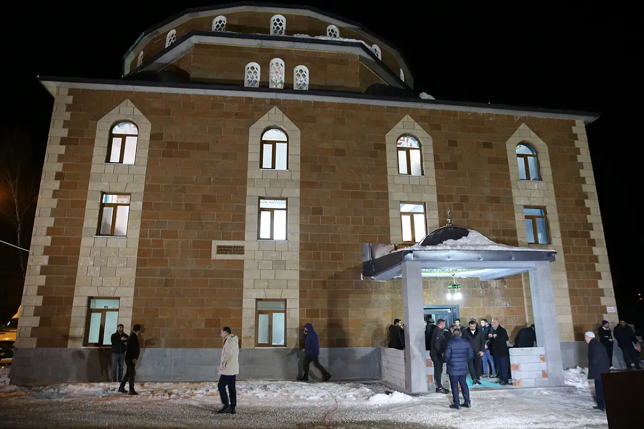 Bitlis'te inşa edilen cami, Regaip Kandili'nde dualarla açıldı