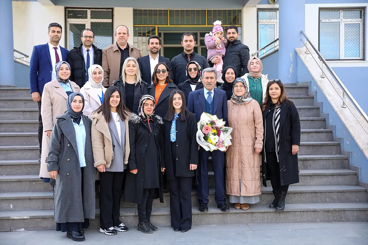 Van'da 46 yıllık öğretmene duygusal veda