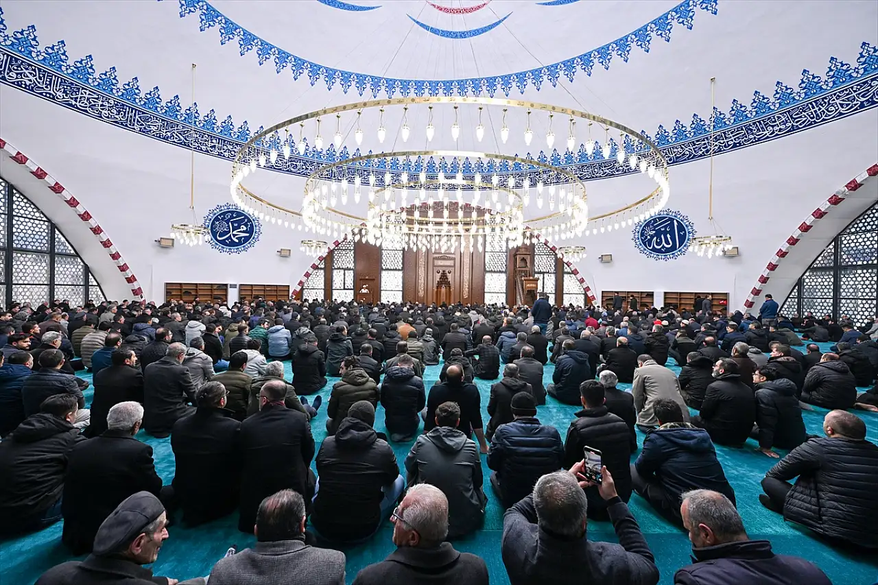 Van'da Tıbbiye Cami ve Külliyesi'nde ilk cuma namazı kılındı