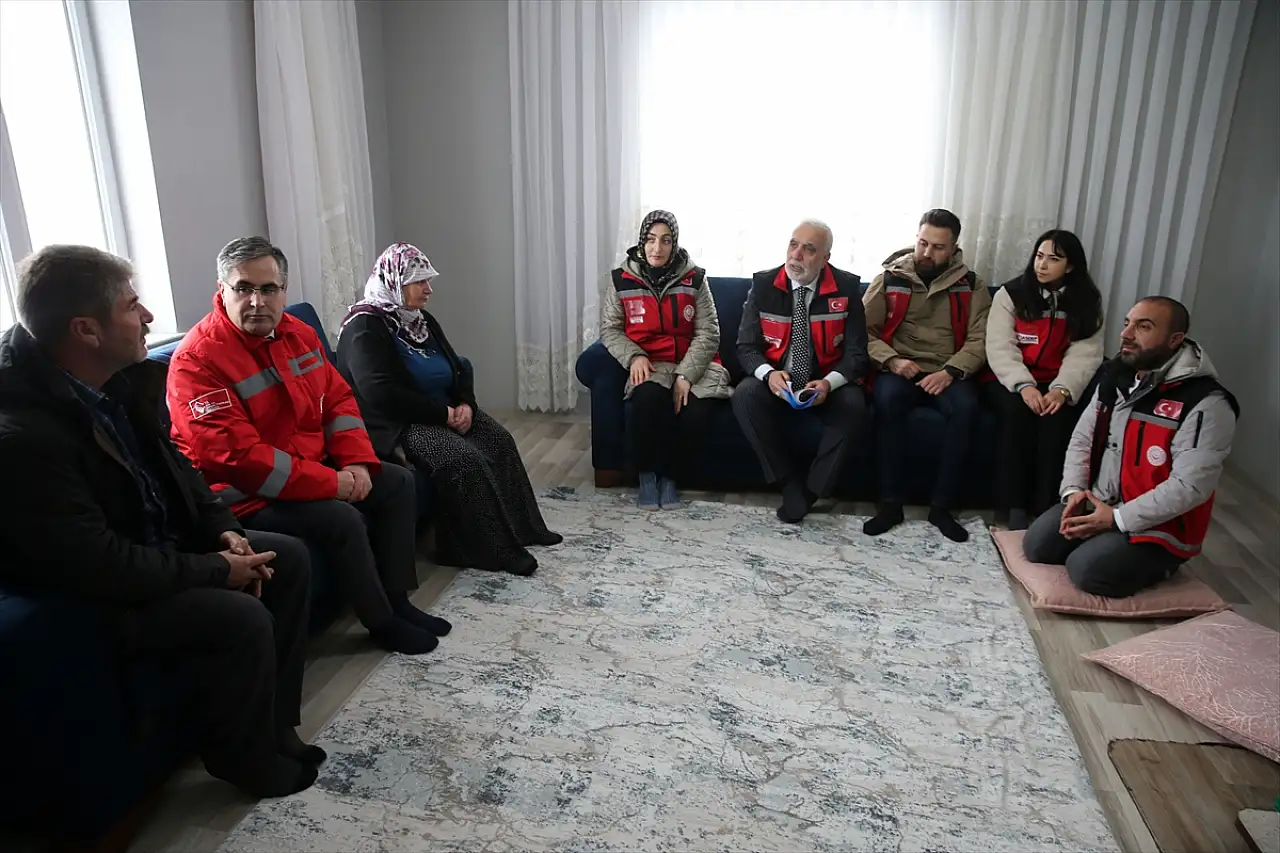 Bitlis'te 'Kırmızı Yelekliler' zorlu kış koşullarında ihtiyaç sahiplerinin yanında