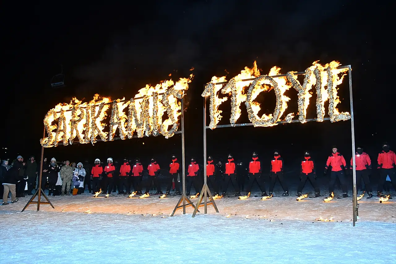 Sarıkamış Şehitleri anısına JAK timlerinden meşaleli kayak gösterisi