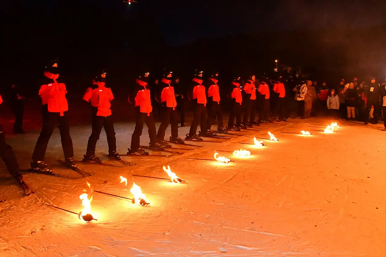 Sarıkamış Şehitleri anısına JAK timlerinden meşaleli kayak gösterisi