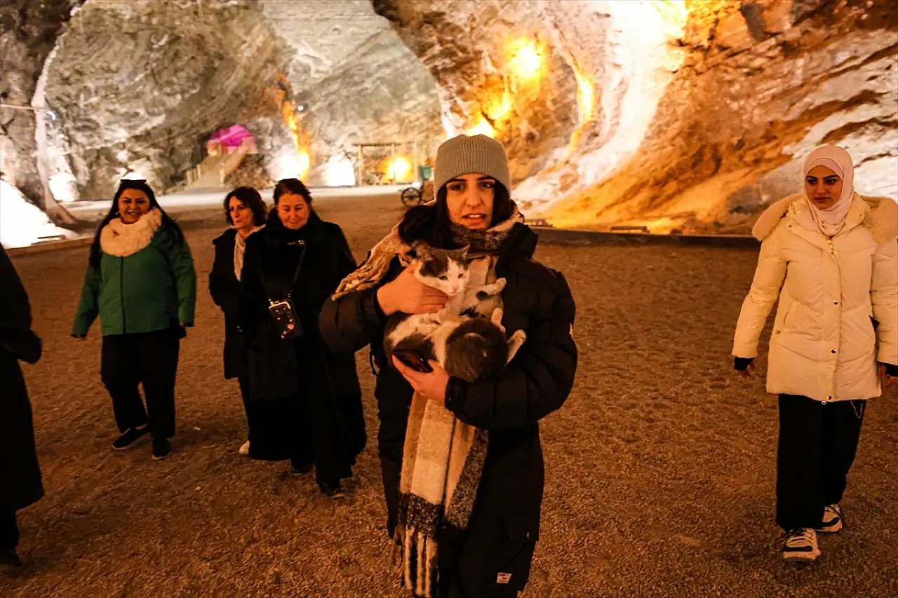 Iğdır Tuz Mağaraları'nın sevimli rehberi 'Duman' turistlere eşlik ediyor