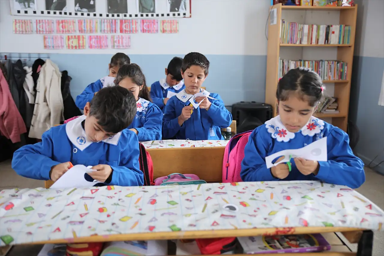 Van'da öğrenciler tadilatına destek verdikleri ana sınıfının açılışını yaptı