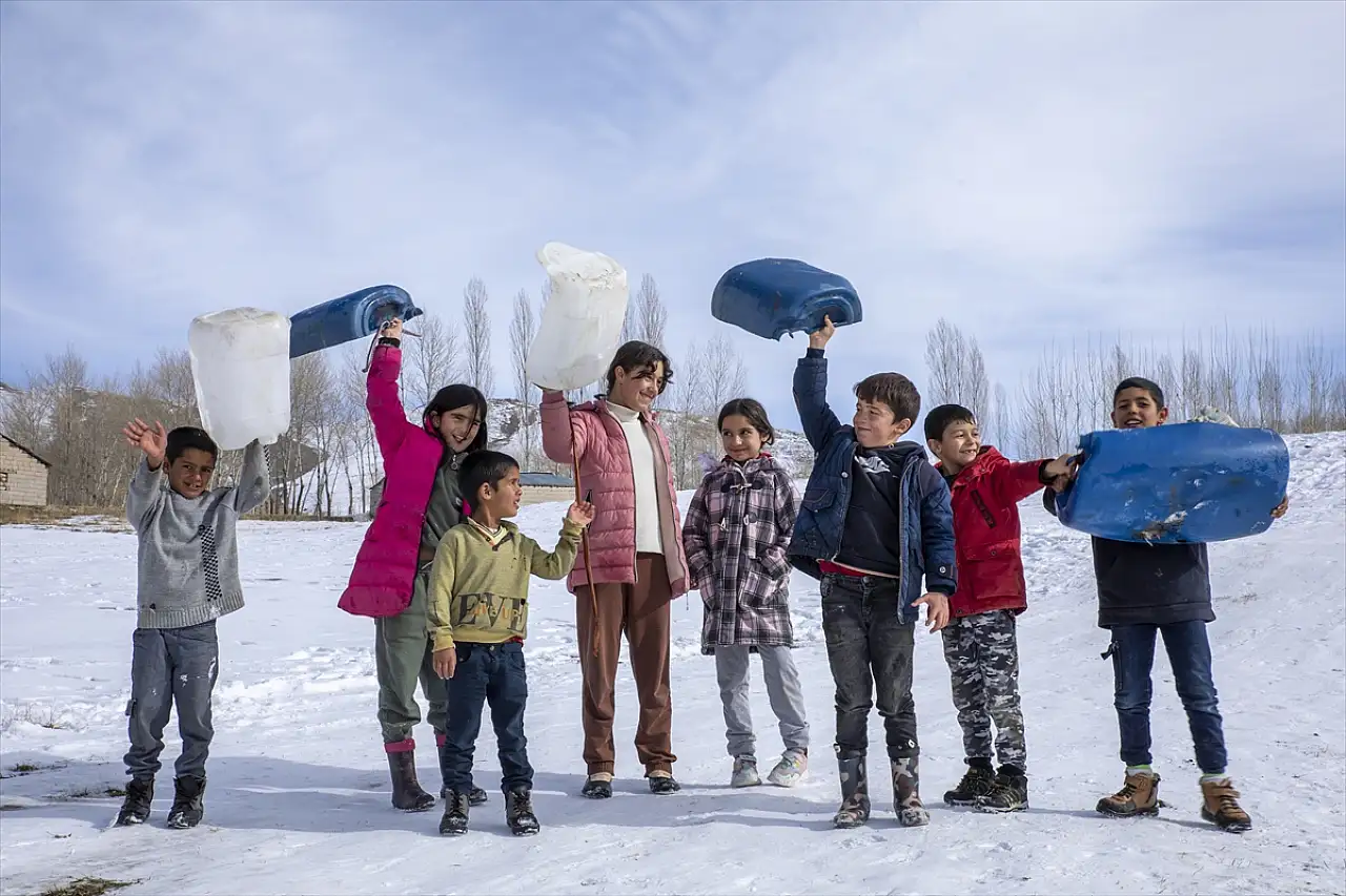 Van'da çocukların plastik bidonlarla kar eğlencesi