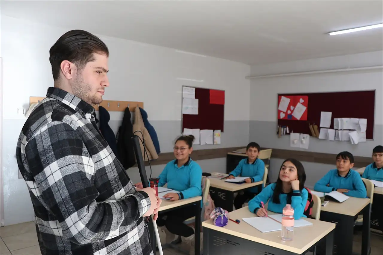 Erzurum'da görme engelli öğretmen, öğrencilerinin yolunu aydınlatıyor