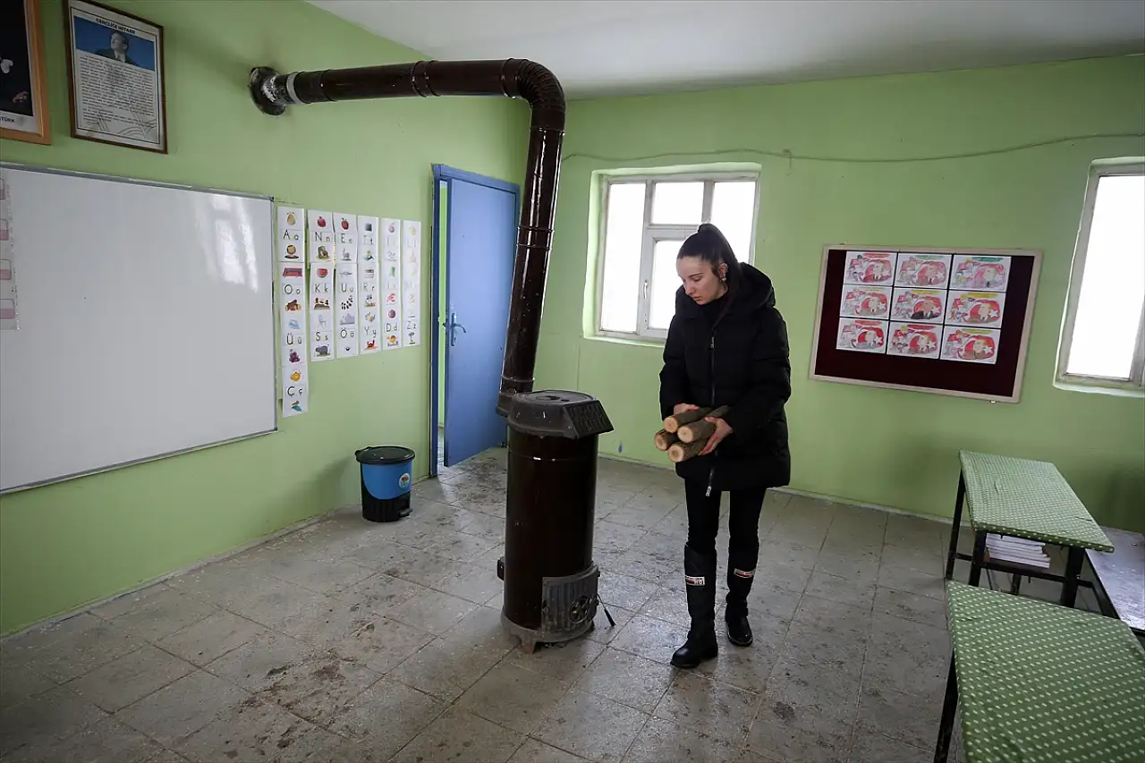 Muş'ta köy okulunun öğretmeni zorlu şartlarda 8 öğrencisine ders veriyor