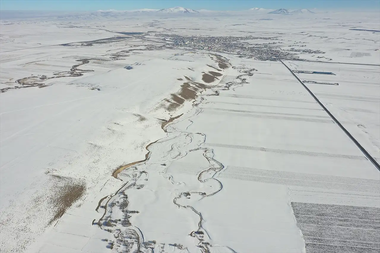 Kars'ta kar altındaki menderesler büyüledi