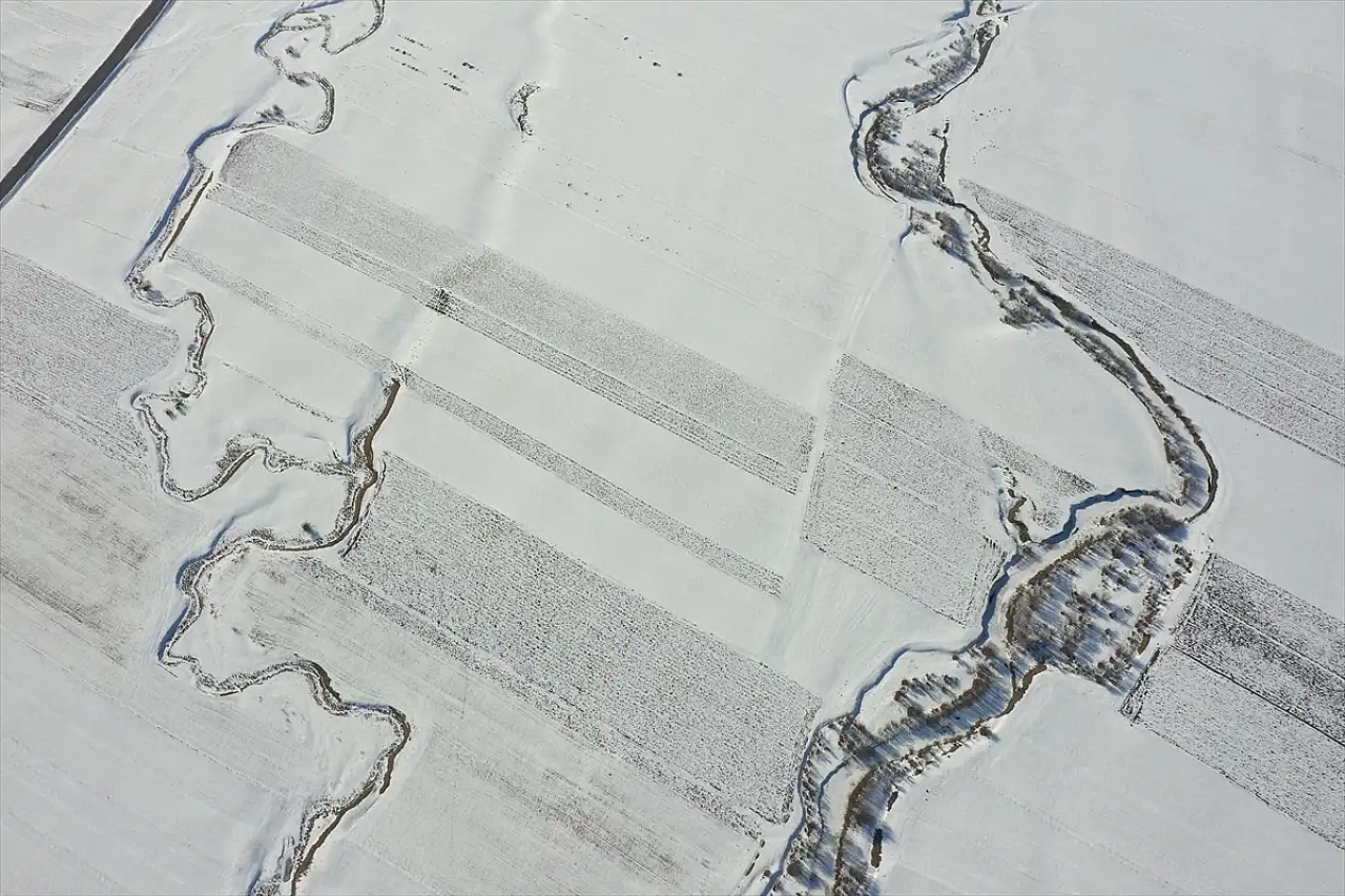 Kars'ta kar altındaki menderesler büyüledi