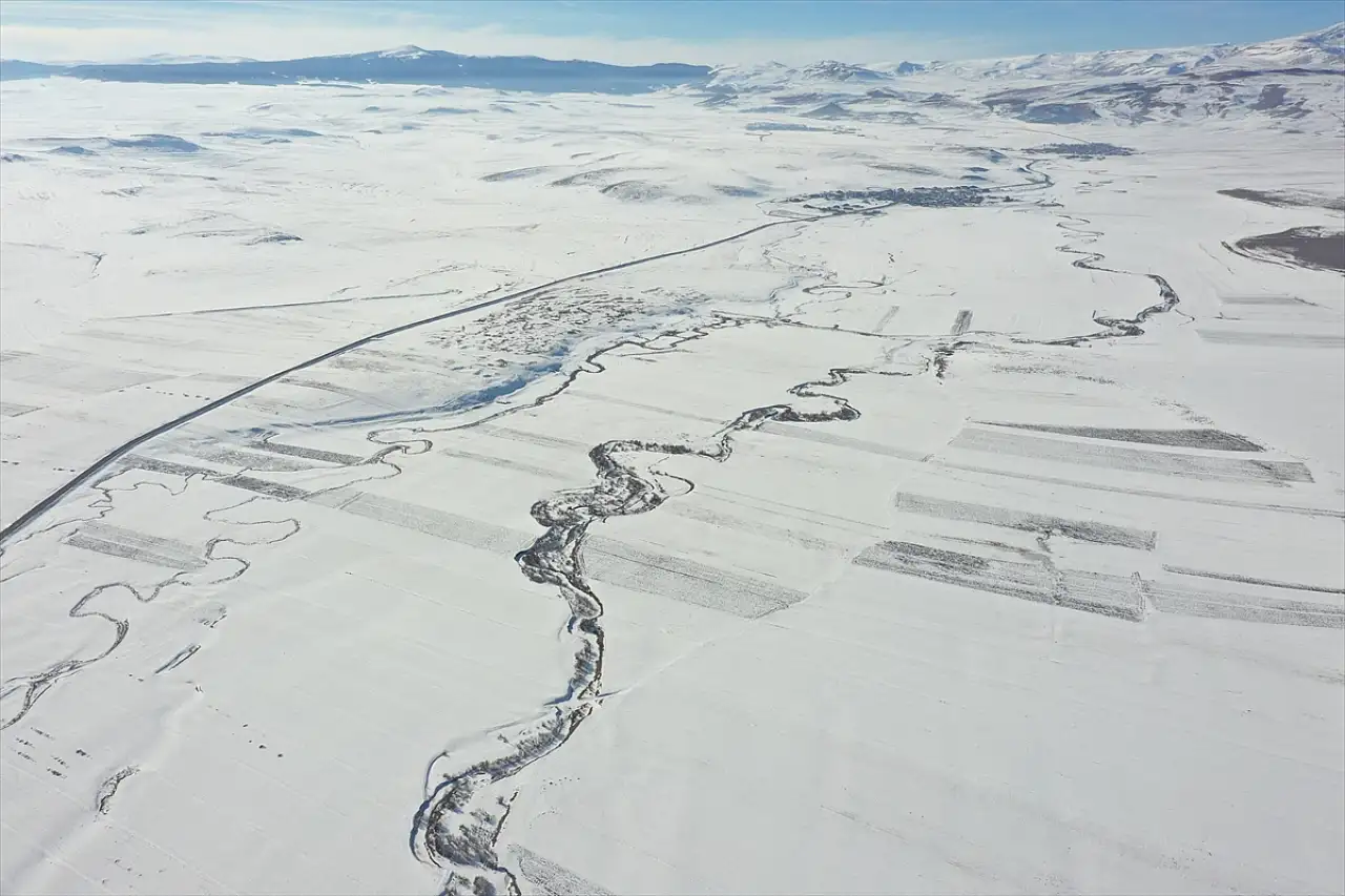 Kars'ta kar altındaki menderesler büyüledi