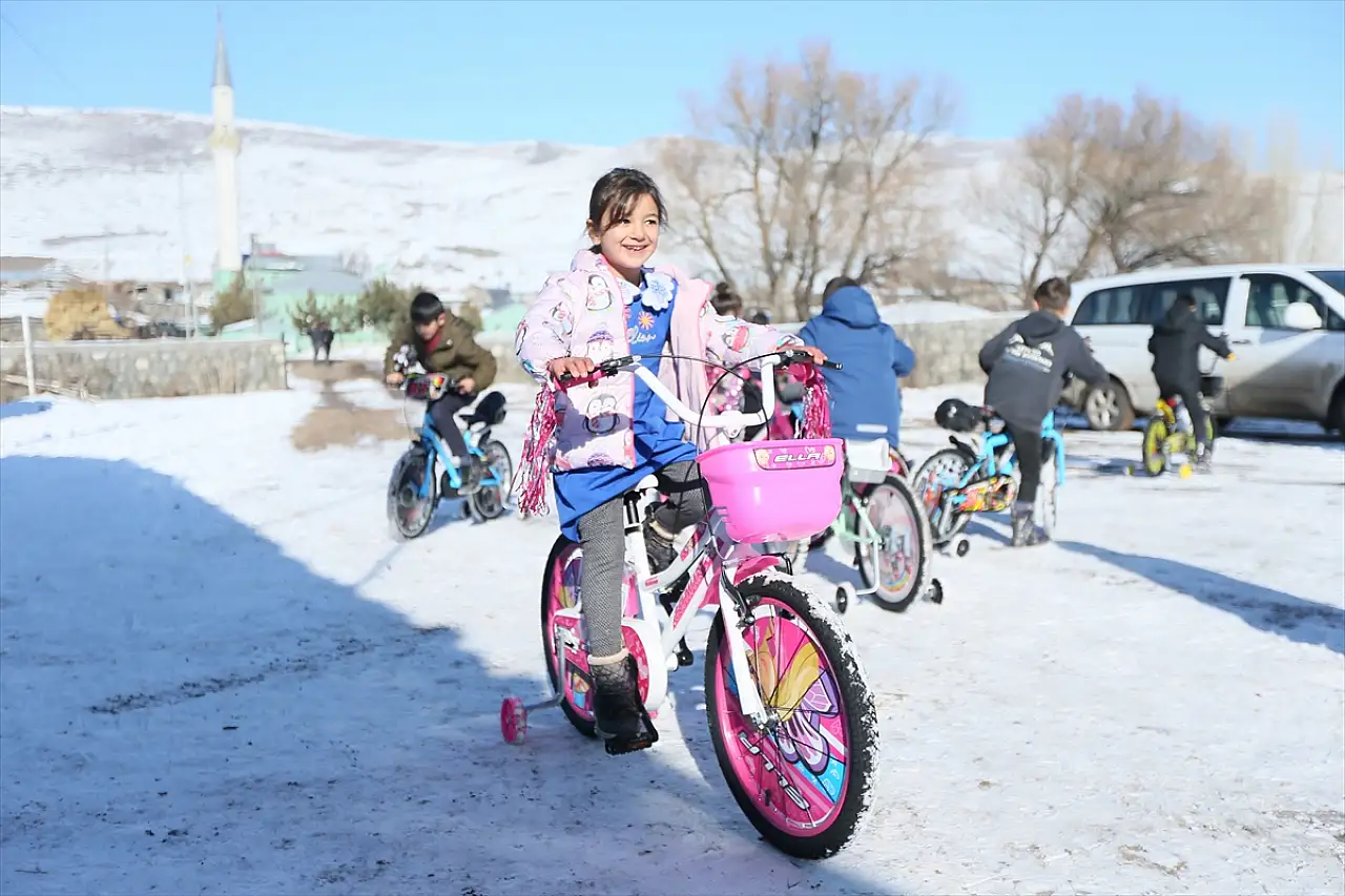 İzmir'deki öğretmenler Doğu'daki köy çocuklarının bisiklet hayalini gerçekleştirdi