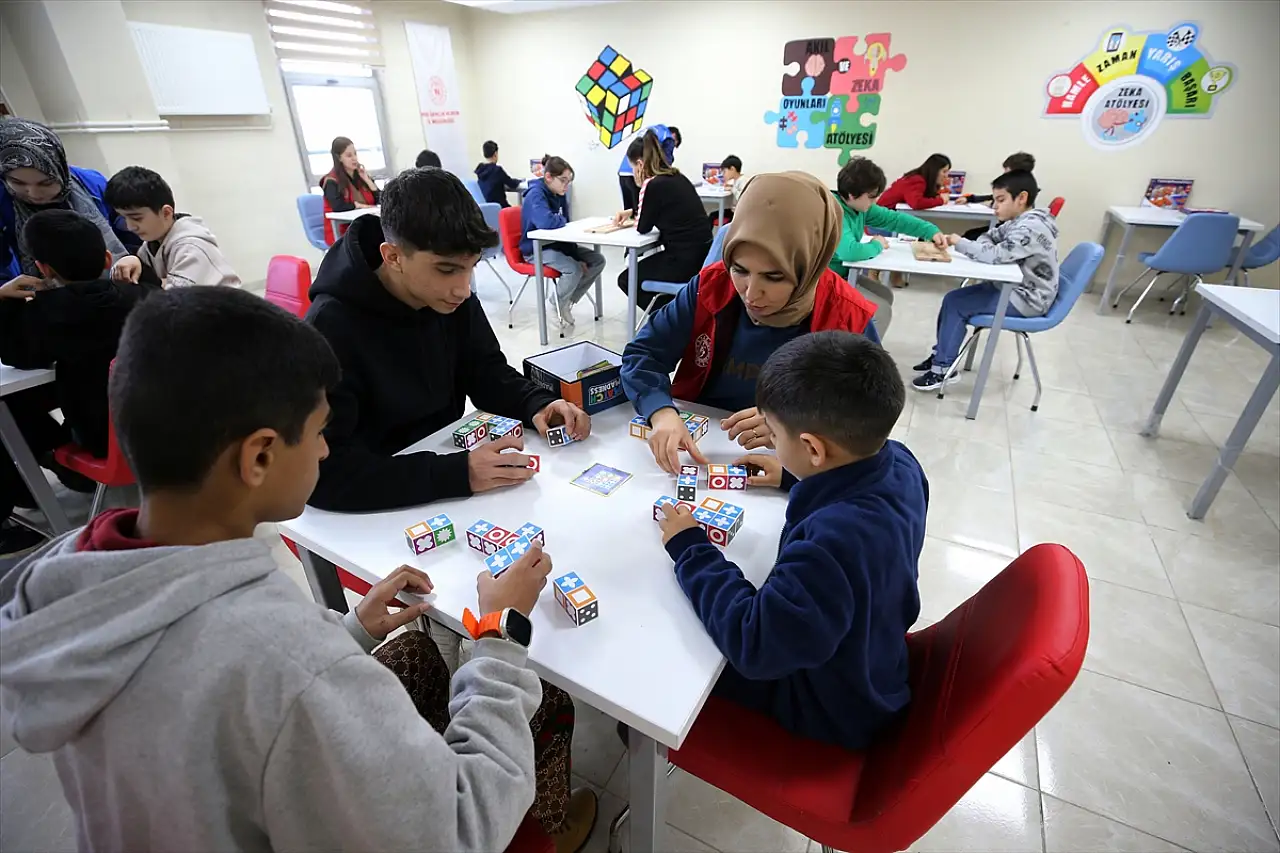 Muş'ta yarıyıl tatili gençlik merkezlerinde hem eğlenceli hem verimli geçiyor