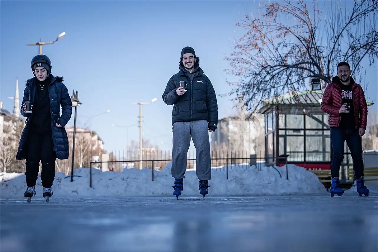 Rusya'dan ilham aldı, Erzurum'da 'Buz Pisti Kafe' konsepti başlattı