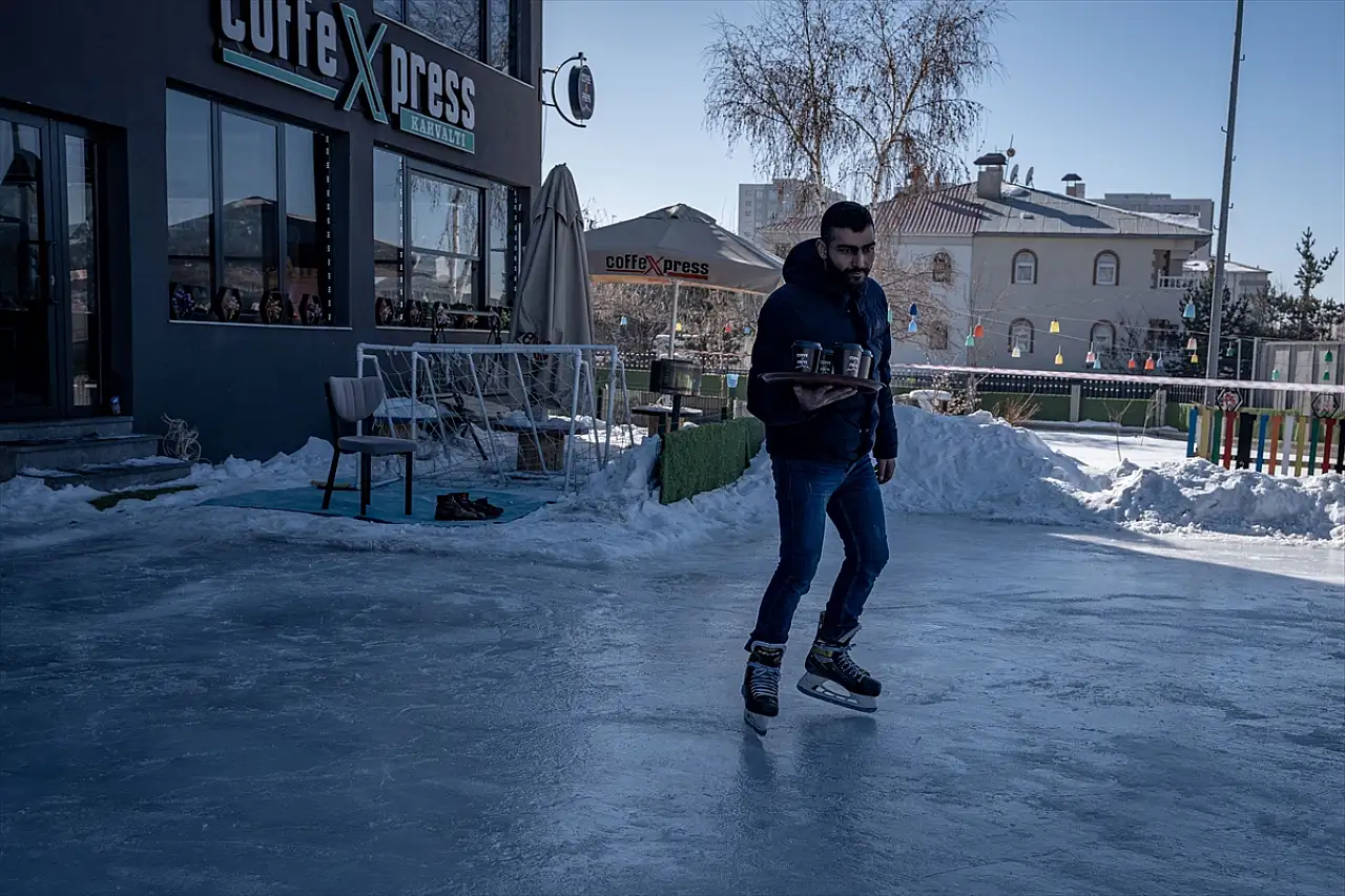 Rusya'dan ilham aldı, Erzurum'da 'Buz Pisti Kafe' konsepti başlattı