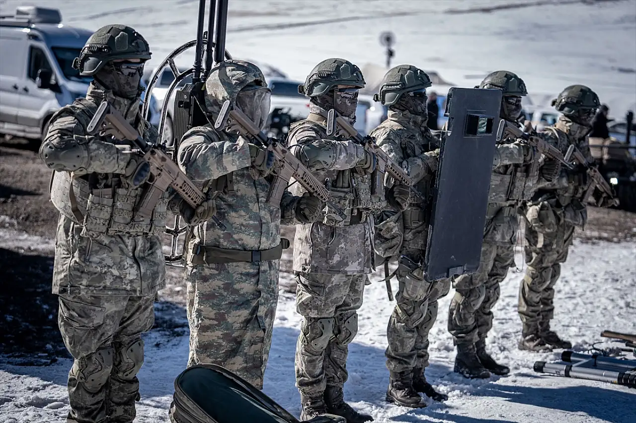 Kars'ta Türk Silahlı Kuvvetleri'nin 'Kış-2025 Tatbikatı' 20 ülkeden katılımla nefes kesiyor