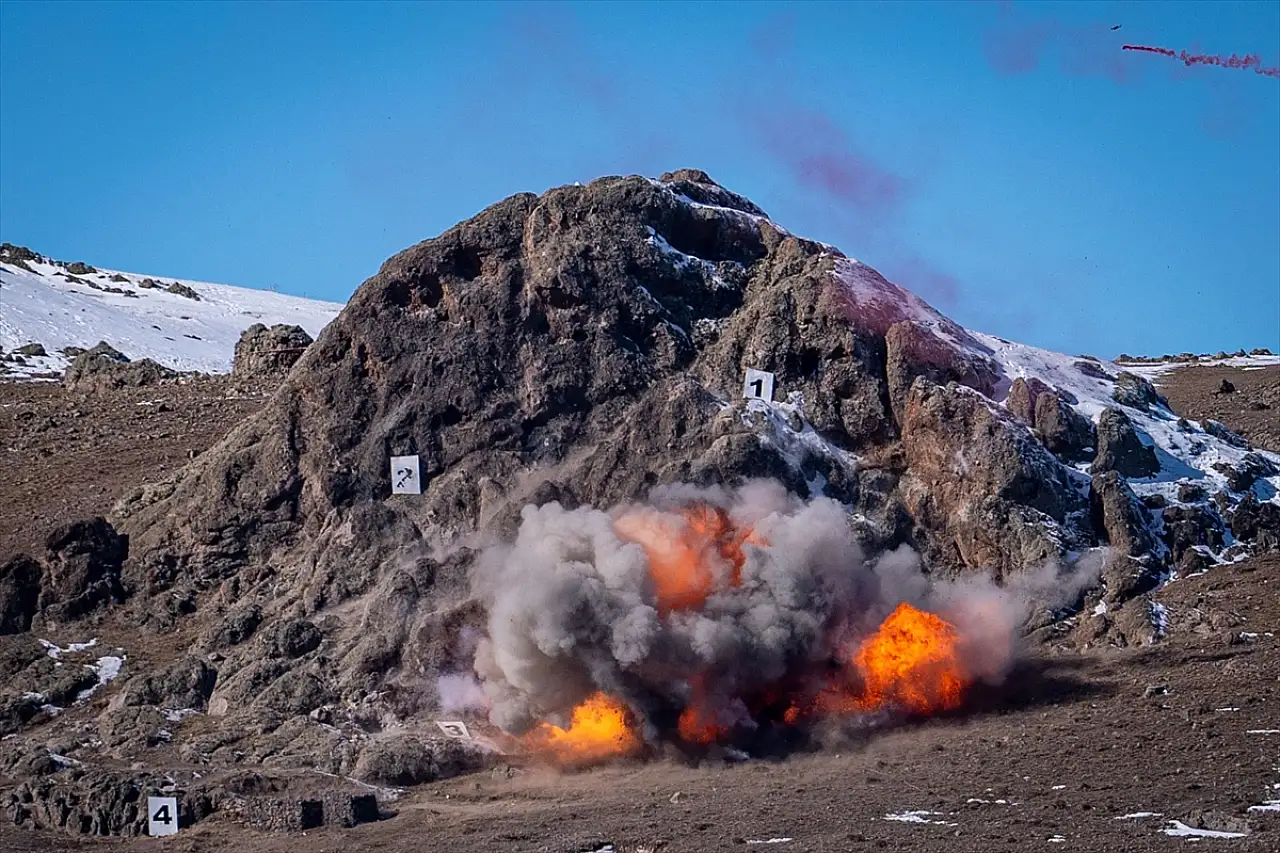 Kars'ta Türk Silahlı Kuvvetleri'nin 'Kış-2025 Tatbikatı' 20 ülkeden katılımla nefes kesiyor