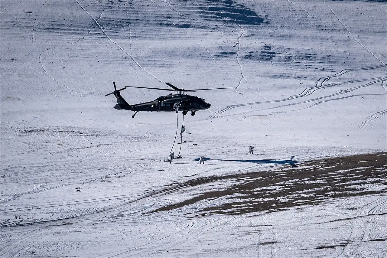 Kars'ta Türk Silahlı Kuvvetleri'nin 'Kış-2025 Tatbikatı' 20 ülkeden katılımla nefes kesiyor