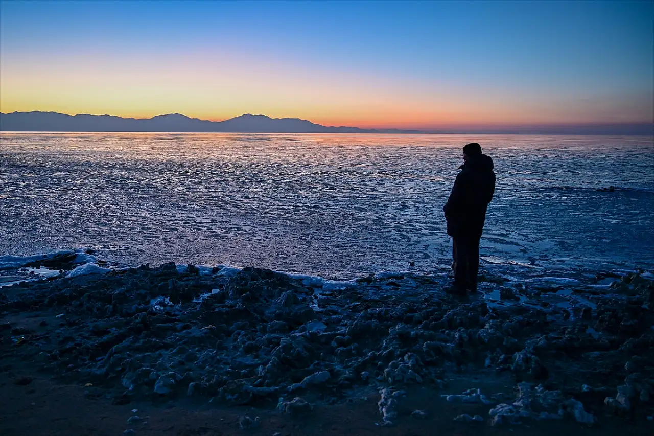 Van'ın sodalı gölünde buz parçaları oluştu