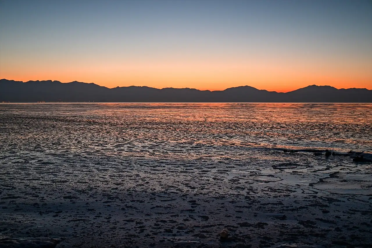 Van'ın sodalı gölünde buz parçaları oluştu