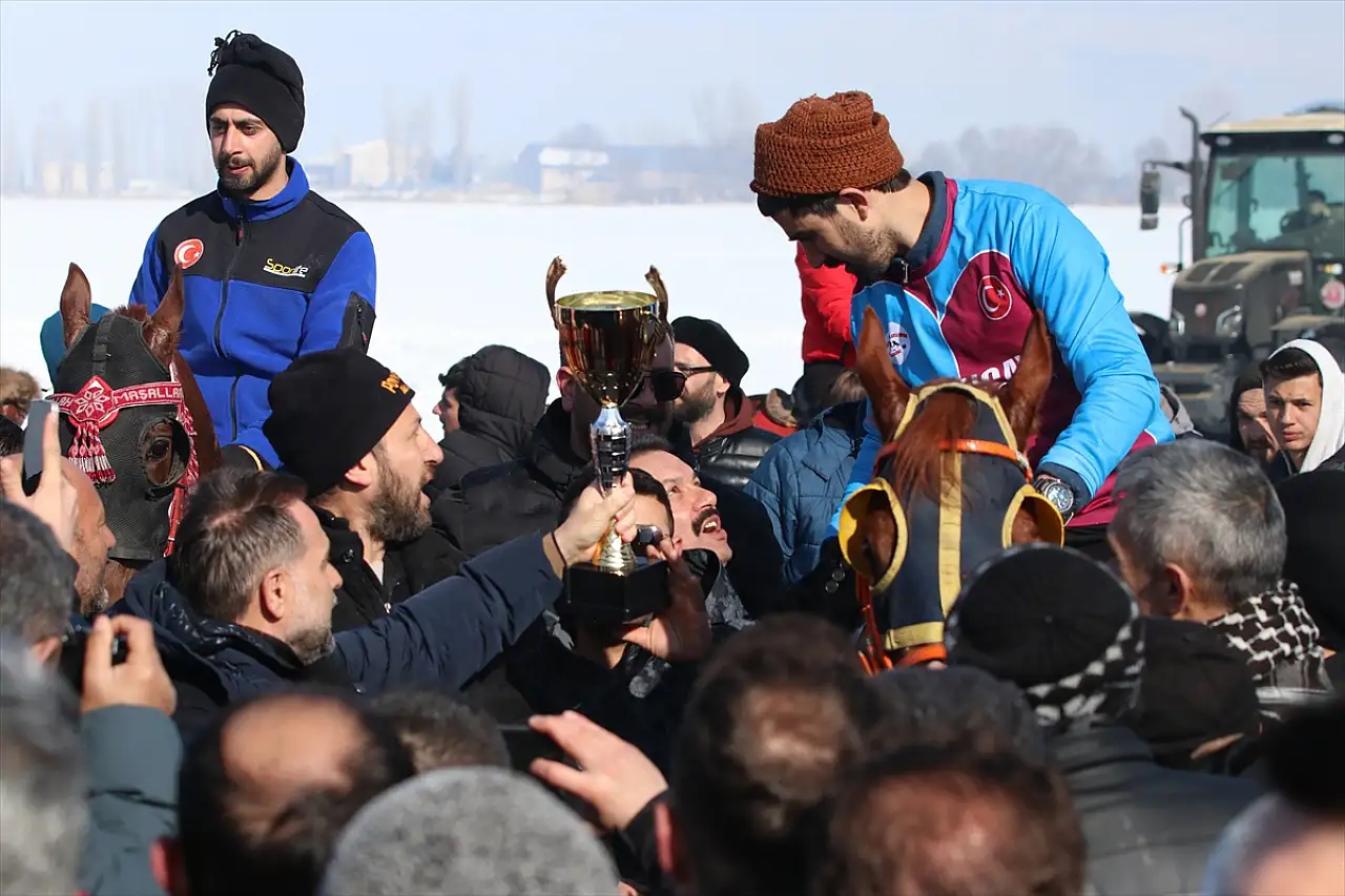 Erzurum'un beyaz örtüsü üzerinde nefes kesen yarış