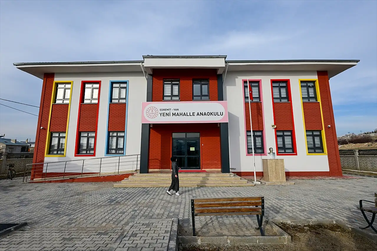 Van'da meslek lisesi öğrencileri yarıyıl tatilinde 5 okulun tadilatını yaptı