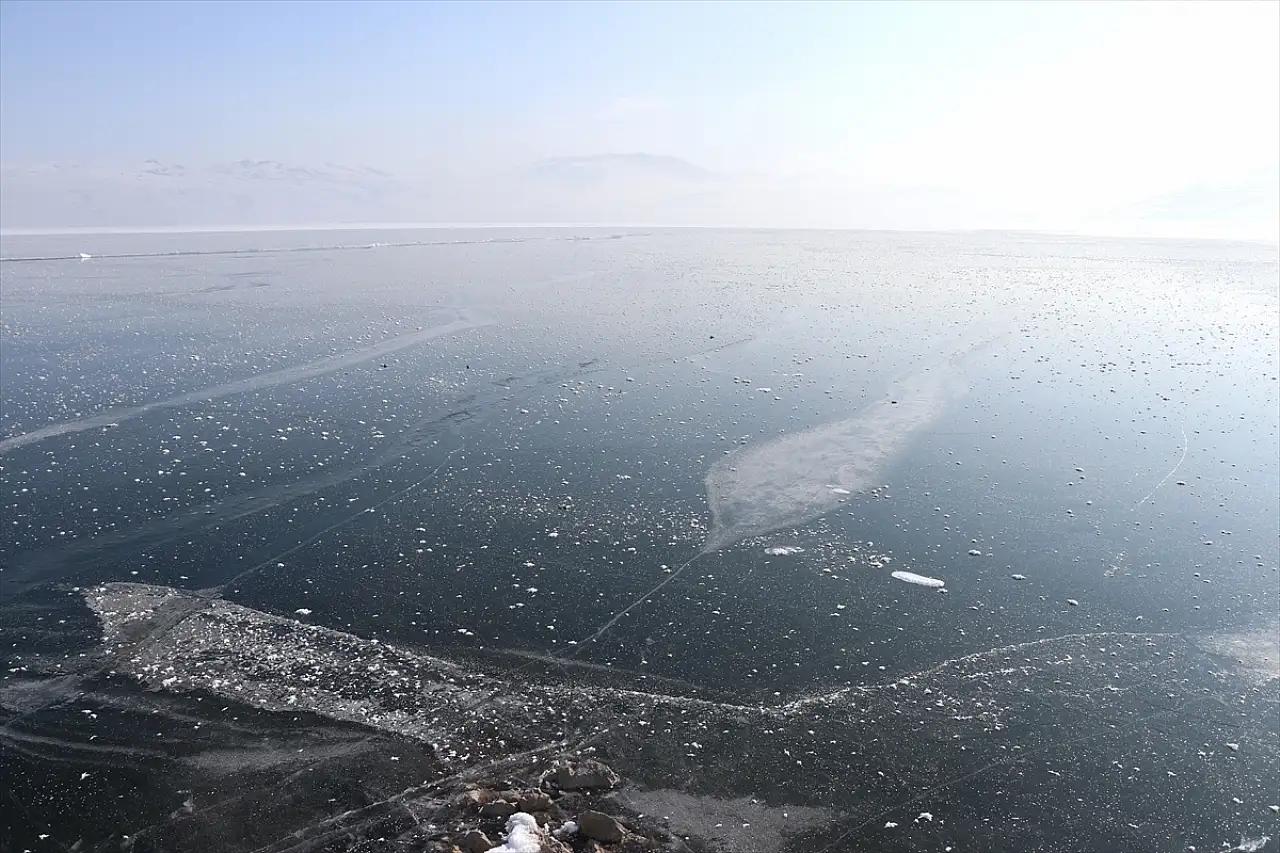 Ağrı Yazıcı Barajı'nda buz tabakası oluştu