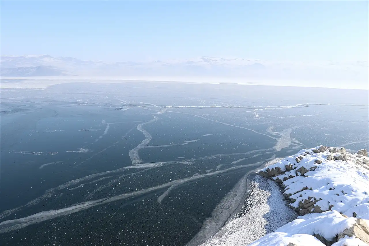 Ağrı Yazıcı Barajı'nda buz tabakası oluştu