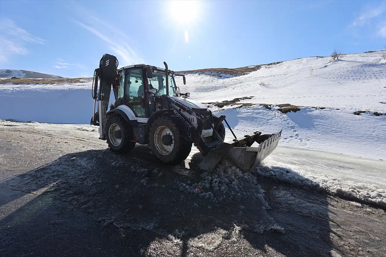 Iğdır'da kar ve tipi nedeniyle kapanan yollar açıldı