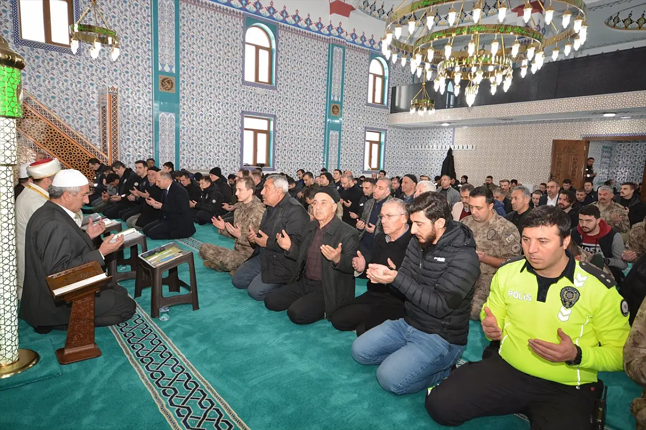 Van ve Bitlis'te 6 Şubat depremlerinin yıl dönümünde anma programları düzenlendi