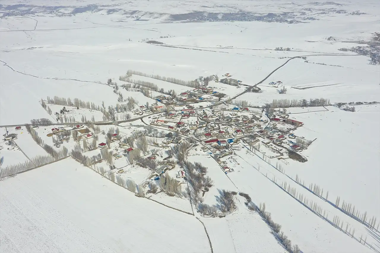 Kars'ta kar yağışı etkisini gösterdi