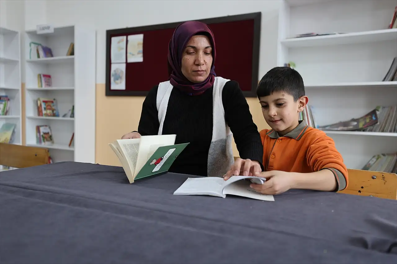 Iğdır'da kitap okuyan anneler çocuklarının eğitimine destek oluyor