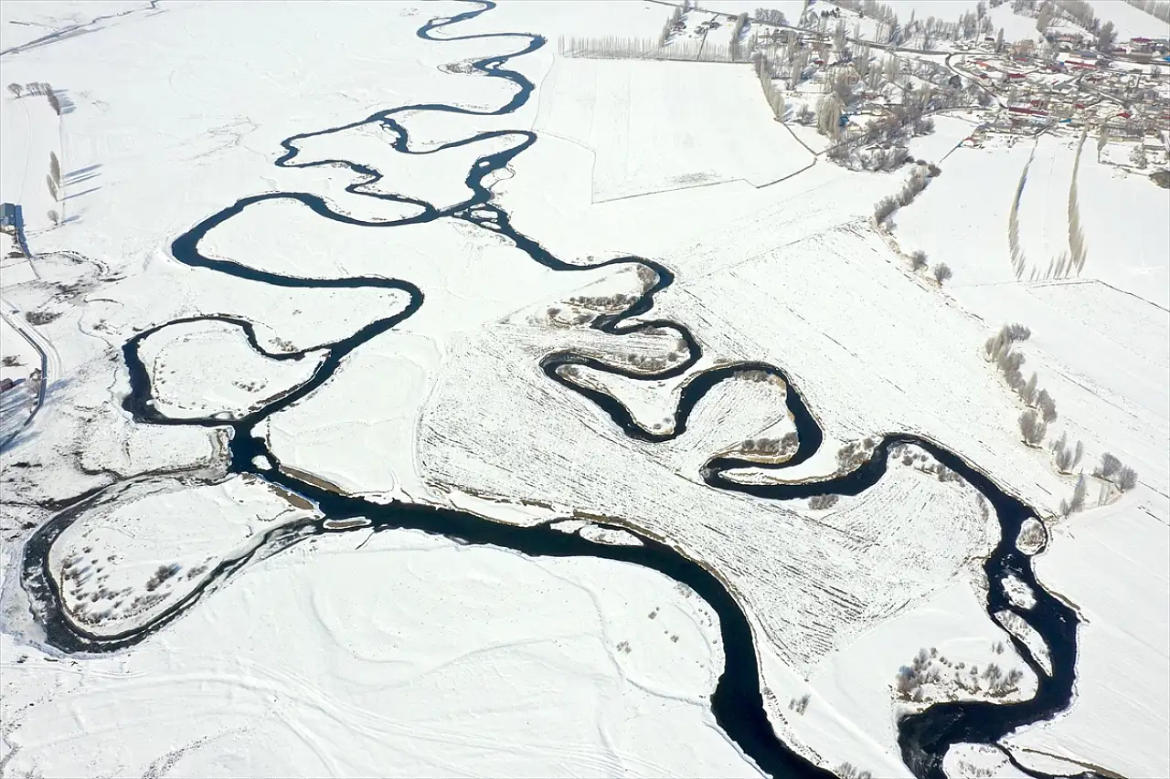 Kars'ın kıvrımlı su yolları karla buluştu