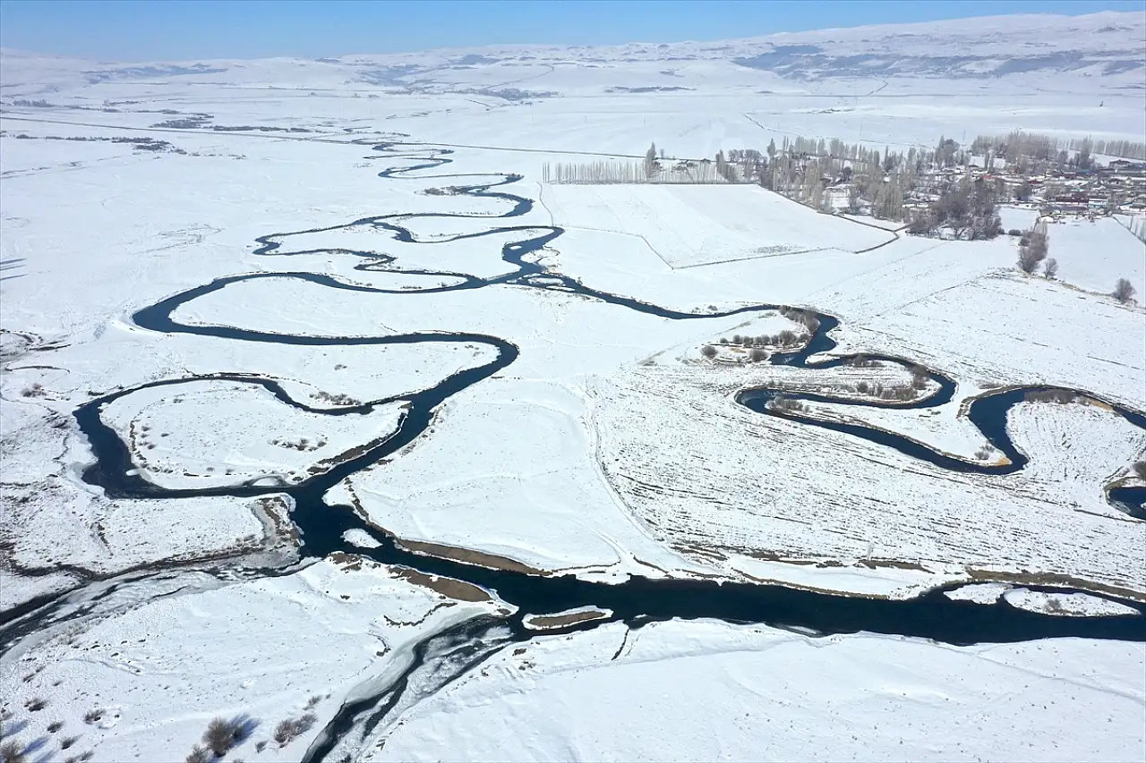 Kars'ın kıvrımlı su yolları karla buluştu