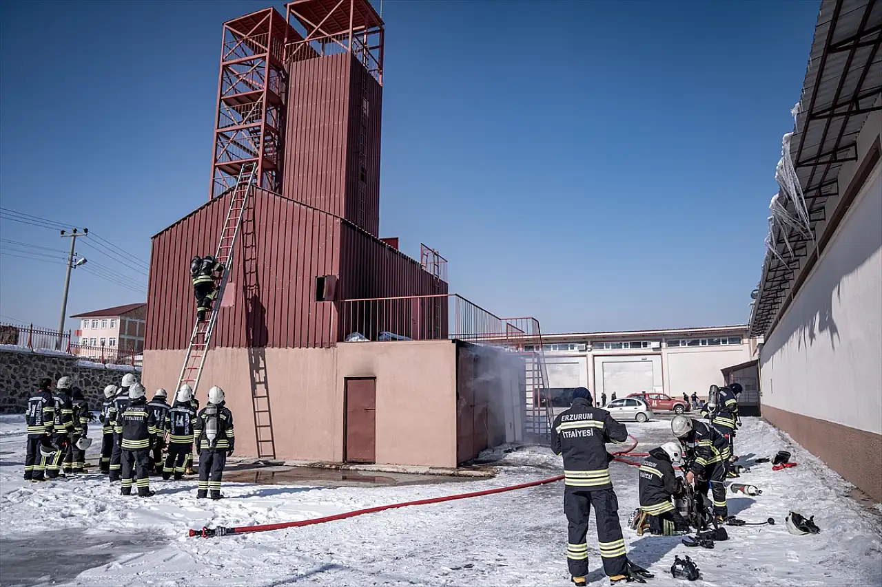 Erzurum'da yeni itfaiye erleri zorlu eğitimlerden geçiyor