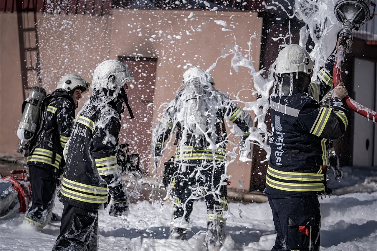 Erzurum'da yeni itfaiye erleri zorlu eğitimlerden geçiyor